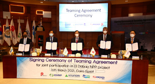 정재훈 한국수력원자력 사장(가운데)이 16일(현지시간) 이집트 카이로 페트로젯 본사를 방문해 페트로젯과 협력합의서를 체결했다. <한국수력원자력 제공>